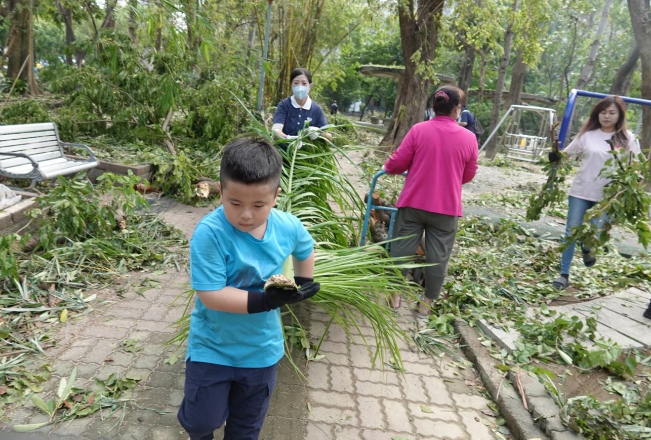 大小朋友與慈濟志工一起投入家園清掃行列，大家一起守護家園恢復環境。