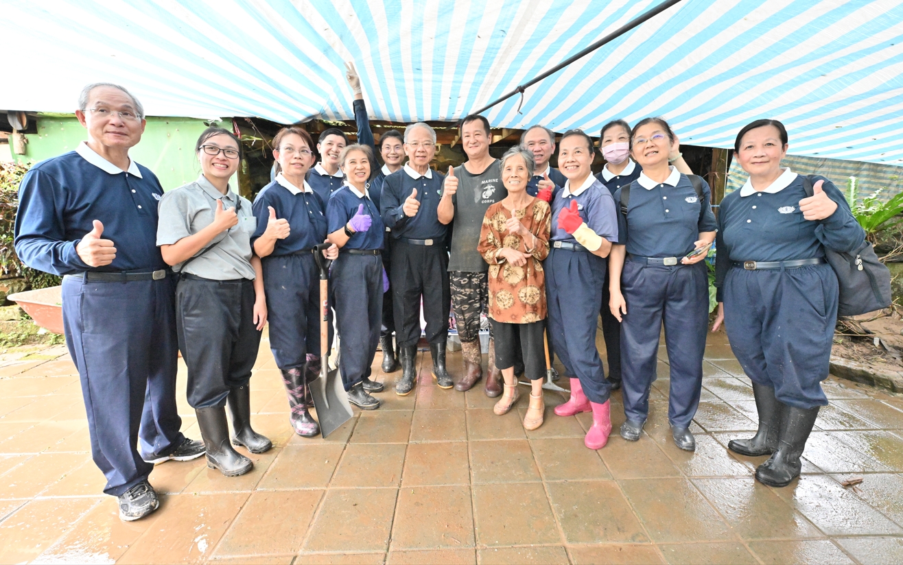 慈濟志工在金山區為受災鄉親清掃家園。