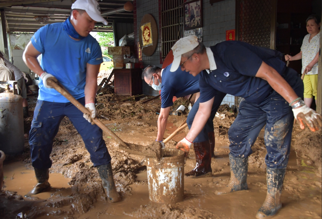 山陀兒颱風在臺灣本島北海岸地區帶來強降雨災情，慈濟志工動員協助鄉親清掃家園，圖為三芝區。