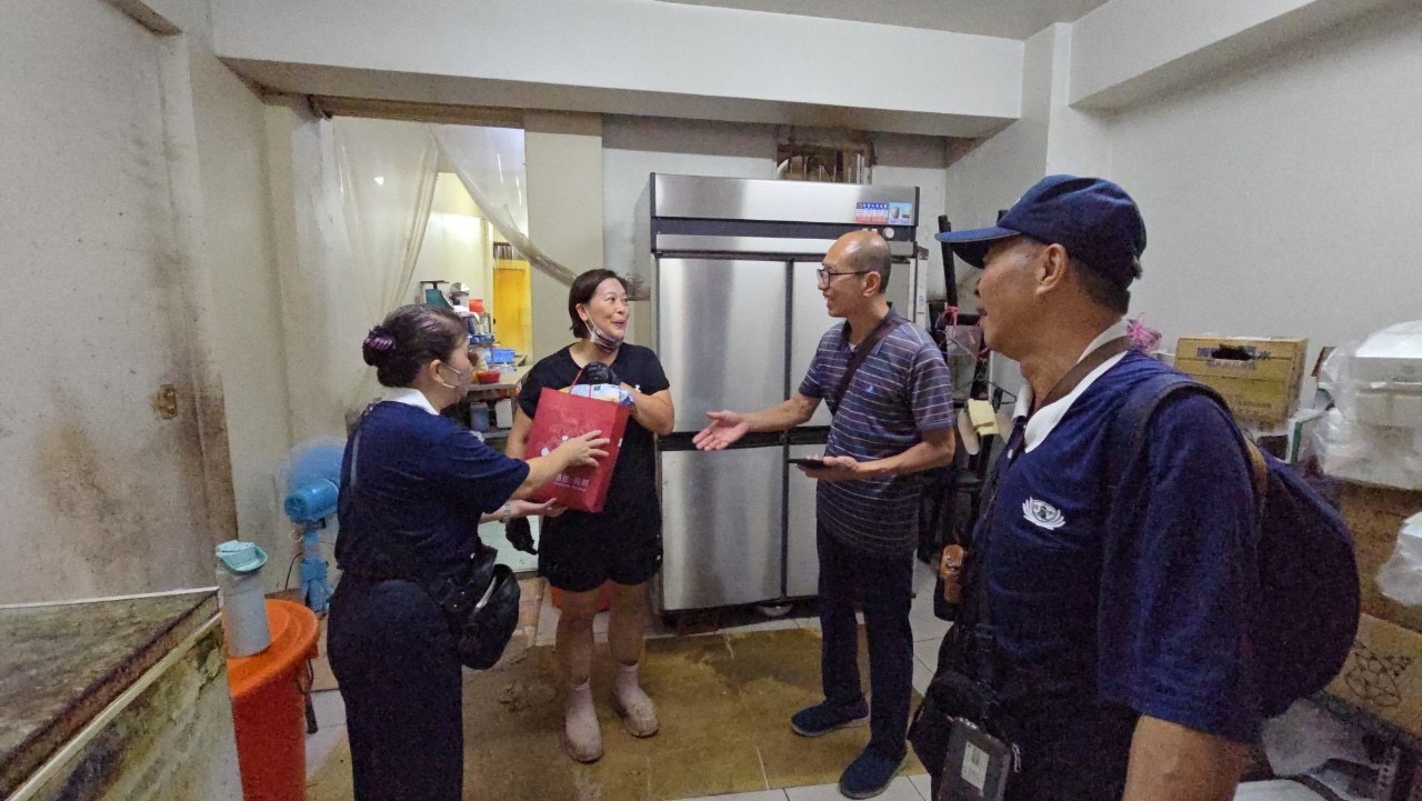 慈濟志工除了協助清掃家園，也進行安心家訪、傳遞祝福平安。