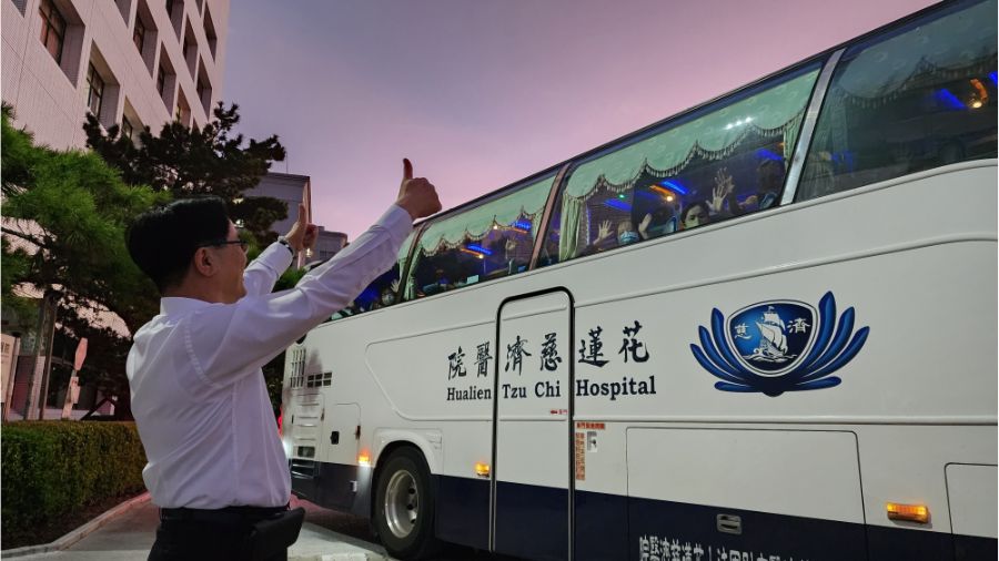 花蓮慈濟醫院院長林欣榮一大早就在醫院門診大廳，為此次主動參與太麻里義診的醫護與志工團隊表達感恩之意