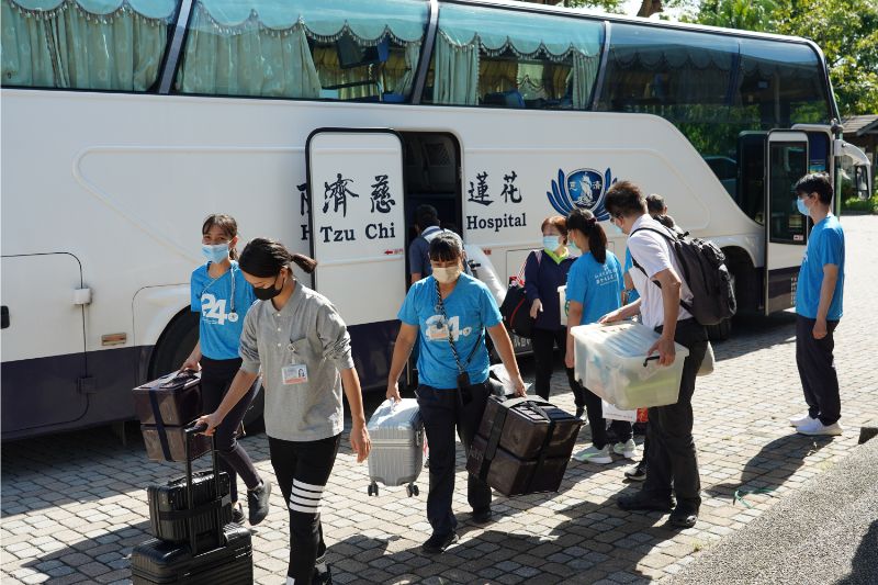 花蓮慈院醫療團隊9點多抵達義診現場