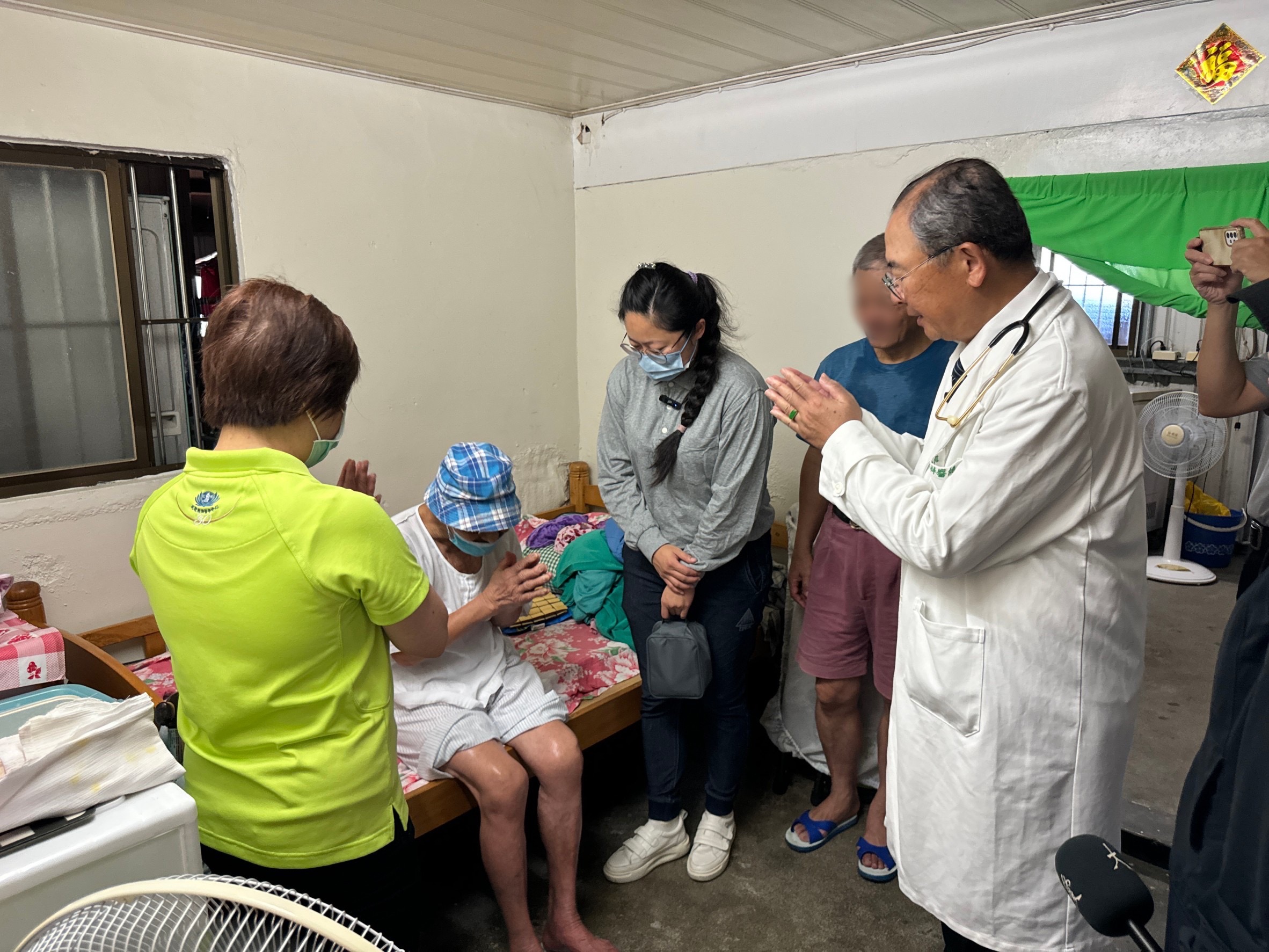 花蓮慈院副院長許文林(右)關心當地長者的身體狀況，往診時民眾開心道謝