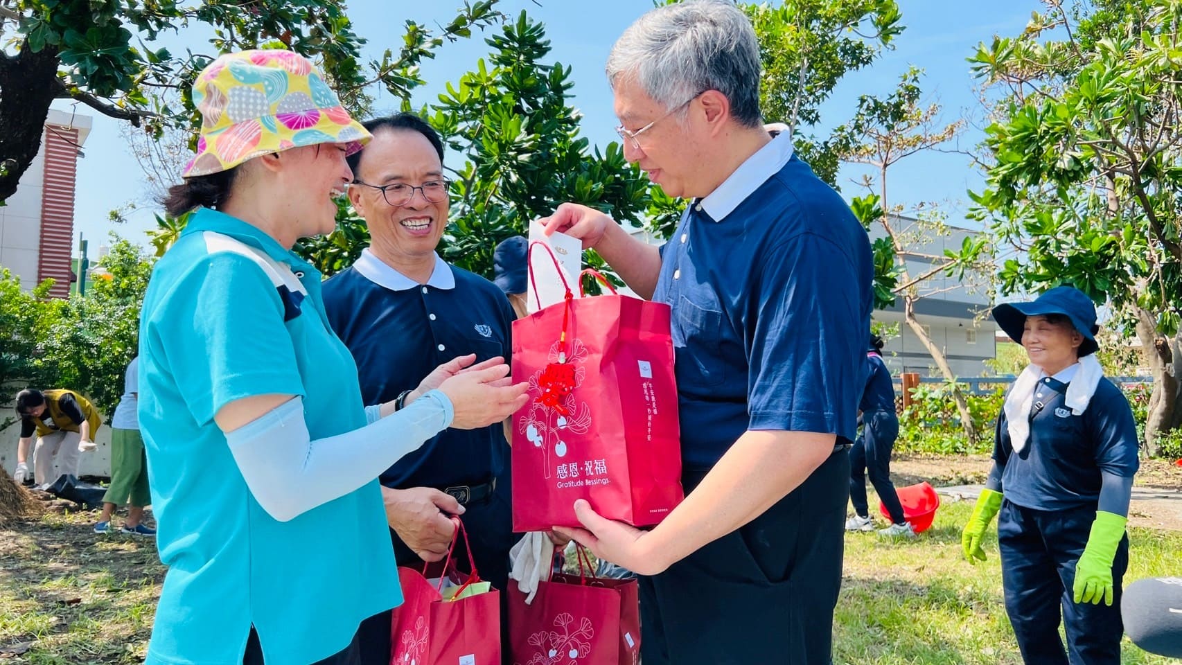大林慈院團隊，6日由副院長賴俊良領軍協助高雄受災校園清掃及安心家訪
