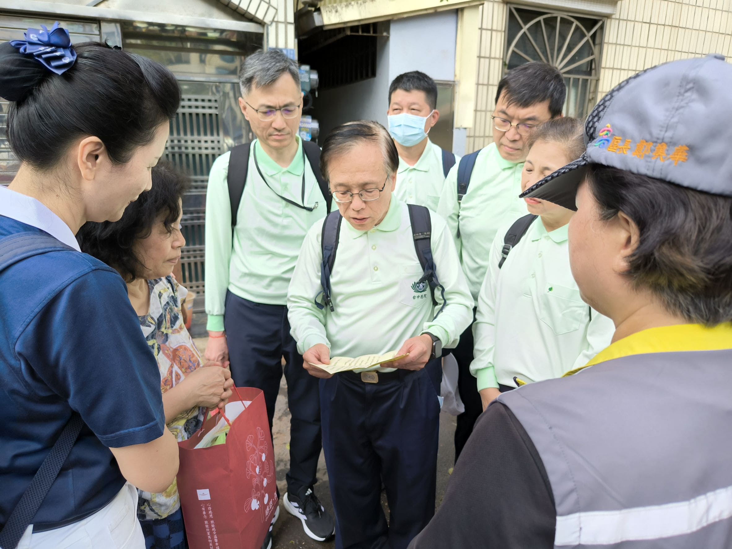 台中慈濟醫院簡守信院長率領十三位同仁前往高雄苓雅區參與安心家訪