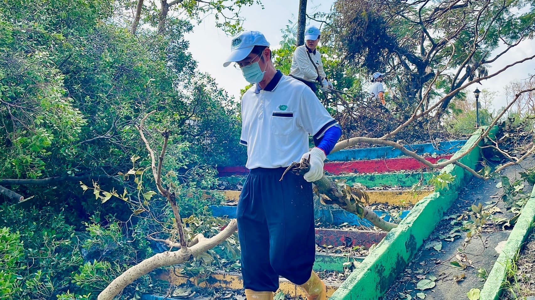 由臺南慈中校長姚智化親自帶領南慈中親師生，搭一部遊覽車，從臺南到高雄協助受災學校清掃