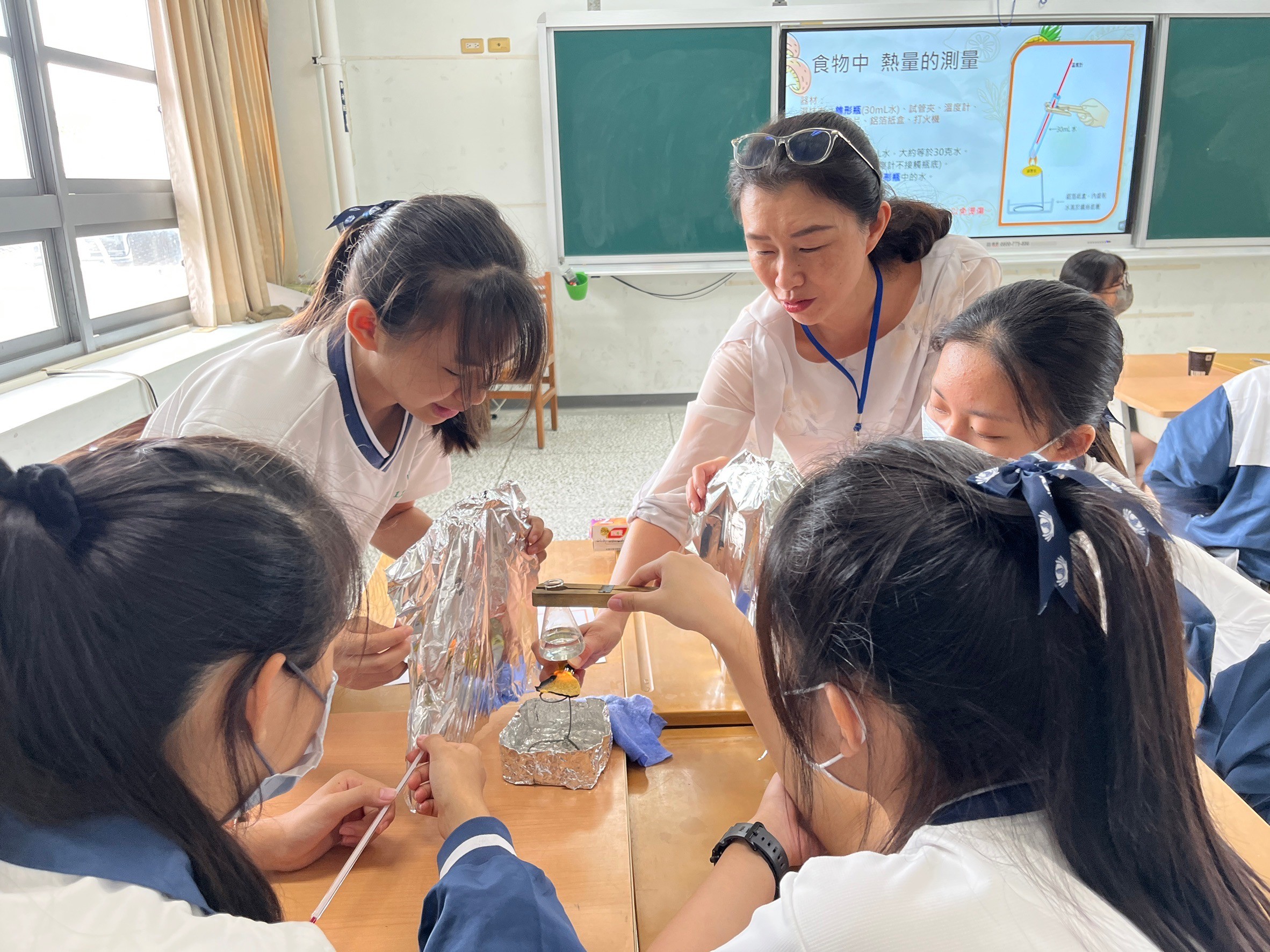 學生以洋芋片操作實驗了解熱量（平和國中葉淑貞校長）