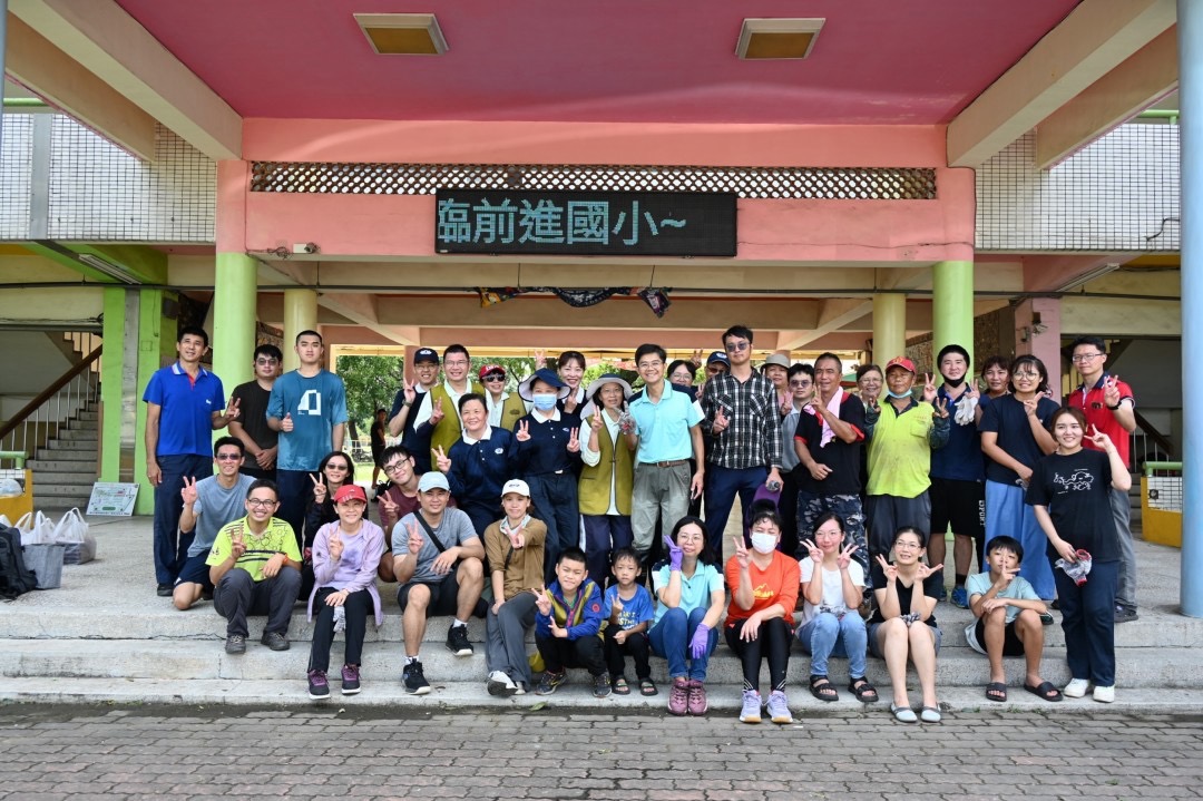 慈濟基金會把握週末時間發起號召青年志工，加入高屏慈濟志工團隊，結合鄰里鄉親走入校園或社區進行環境整理、清潔打掃，圖為屏東縣長治鄉長興國民小學。