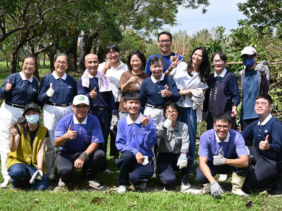 屏東各校樹木傾倒，慈濟志工結合青年志工號召，清掃校園恢復安全的就學環境。