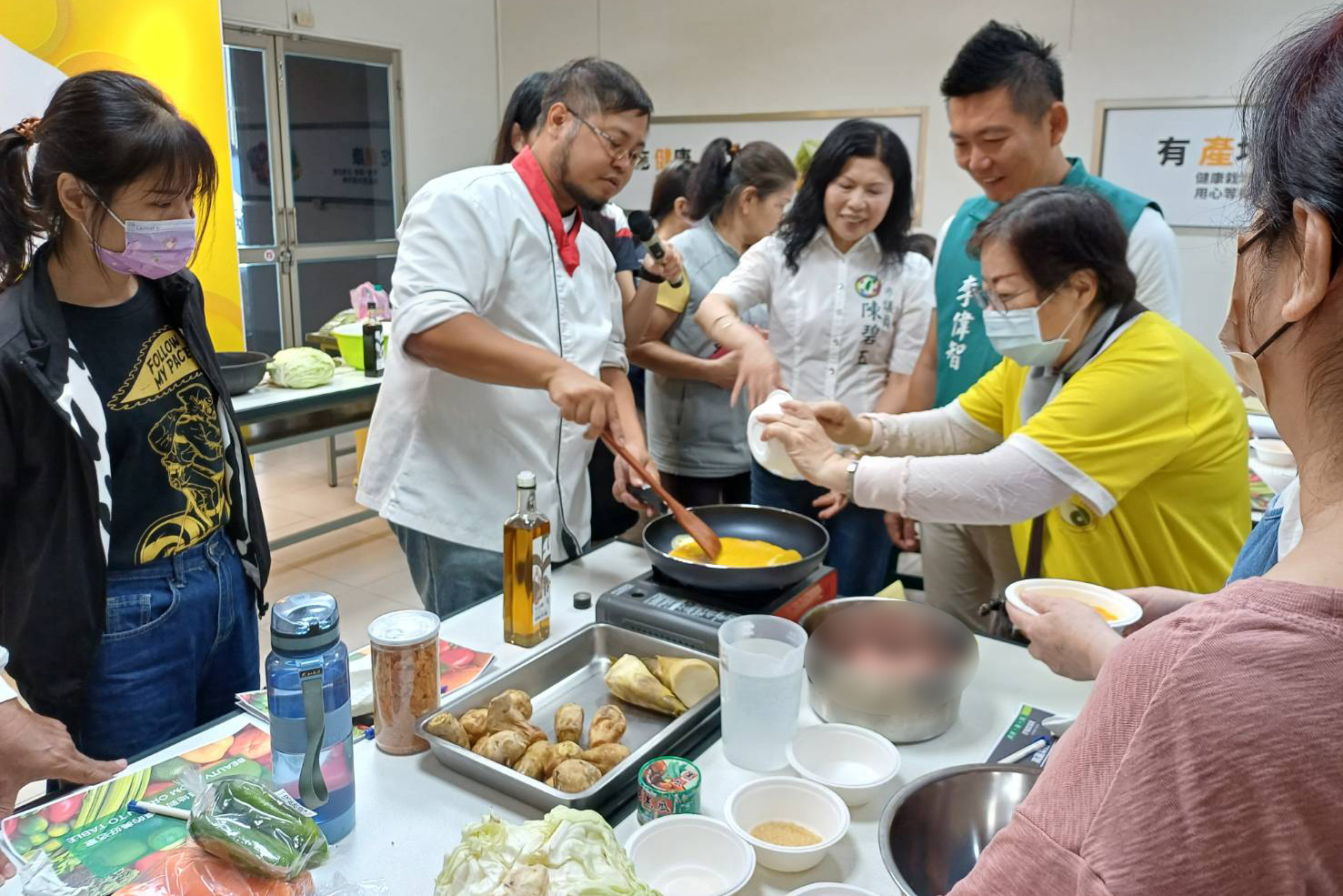 輕食料理老師陳冠彣示範料理課程。