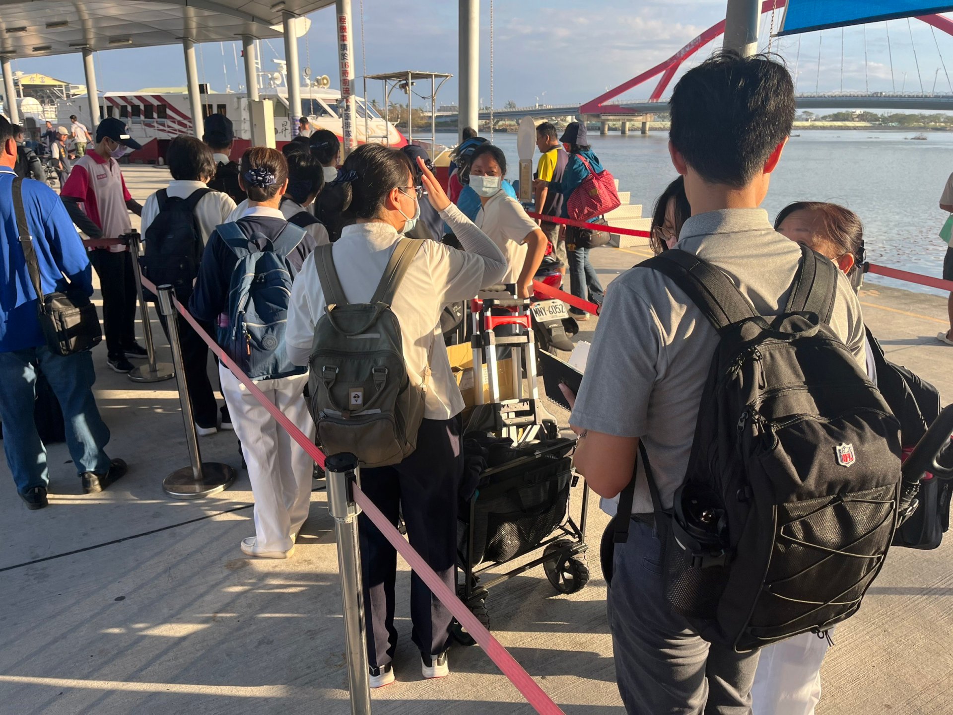 「山陀兒颱風」過後，慈濟屏東分會啟動渡海慈航，前往小琉球地區關懷，計有近200位志工與會。