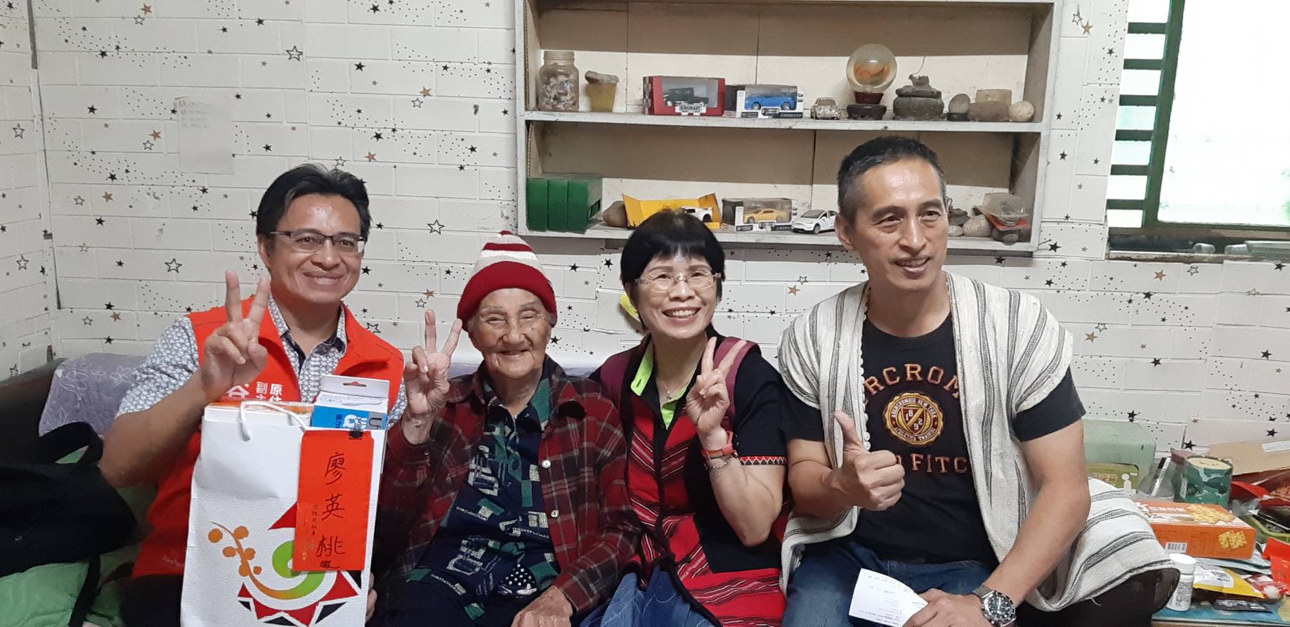 圖片一、谷縱•喀勒芳安 Qucung Qalavangan副主委關懷宜蘭縣大同鄉百歲人瑞-廖英桃長者