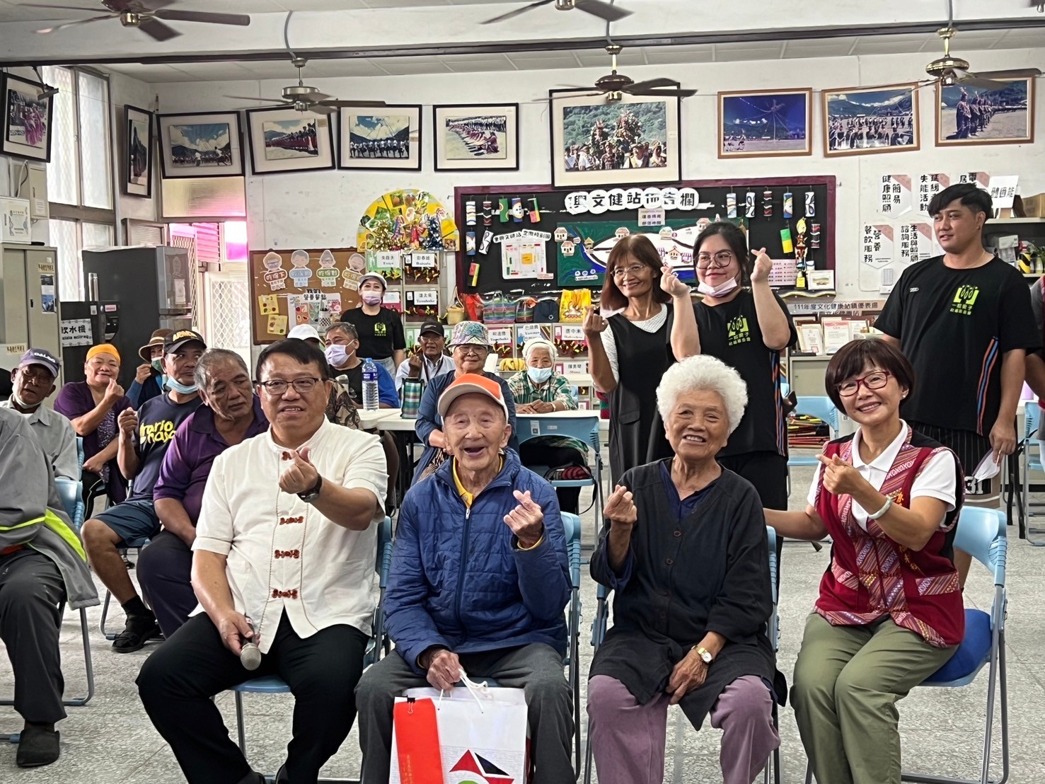圖片三、杜張梅莊 Adralriw Abaliusu副主委至臺東縣東興文健站發放重陽慰問品