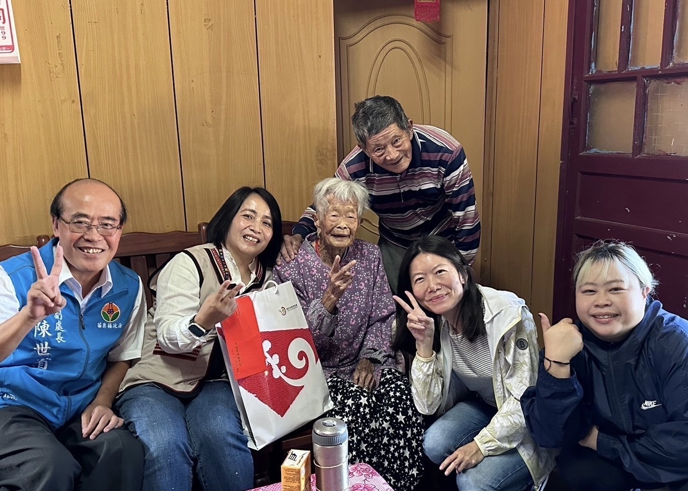 圖片五、賽夏族豆思慧聘用委員(圖左2)赴苗栗縣泰安鄉慰問百歲人瑞-劉黃添妹長者