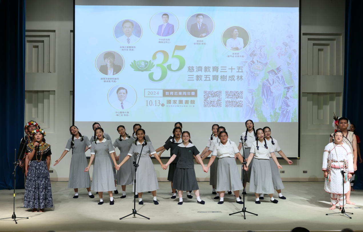 開幕式來自慈大原住民學生的歌唱和慈大手語團隊同學的手語。