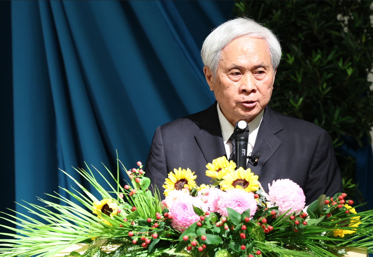 慈濟教育志業王本榮執行長表示，慈濟教育以生命、美學、典範、服務、生活、品德教育的人文精神，樹立人品典範的本質，為人類文史留芳。