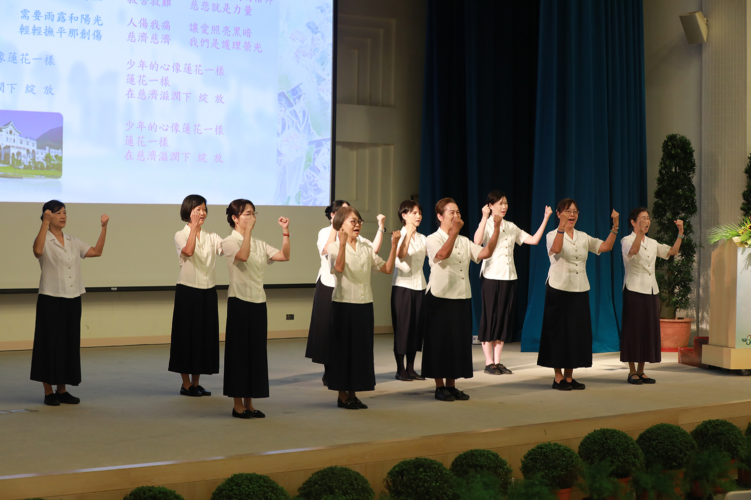 護理學院師長以手語演繹護理學院院歌。