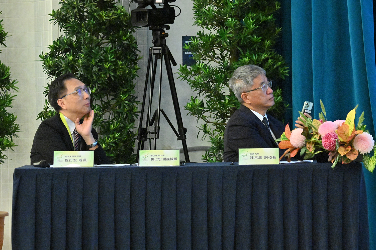 臺灣大學醫學院院長倪衍玄(左)擔任主持人。