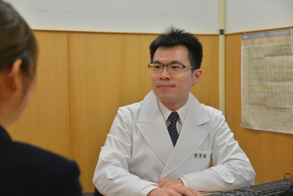 廖澤源醫師看診示意照。