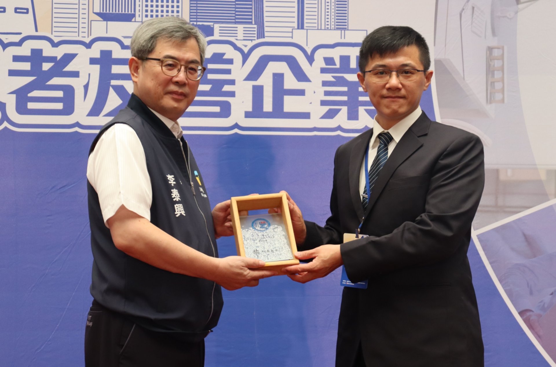 臺北市政府李泰興秘書長頒發，慈濟基金會總務處北區室主任陳柏文為代表領獎。