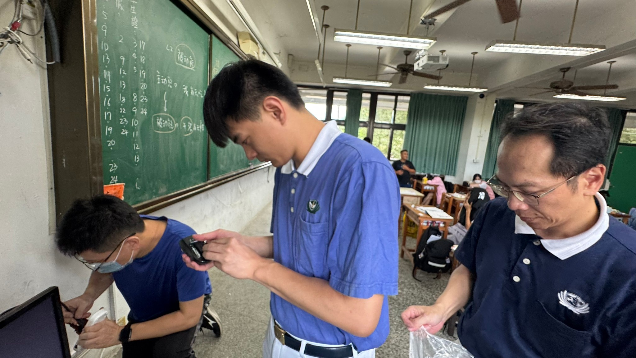 志工於9月30日前往卓蘭高中進行再生電腦安裝作業，當日為上課日，當志工完成安裝後，同學們就能當場進行使用電腦設備。