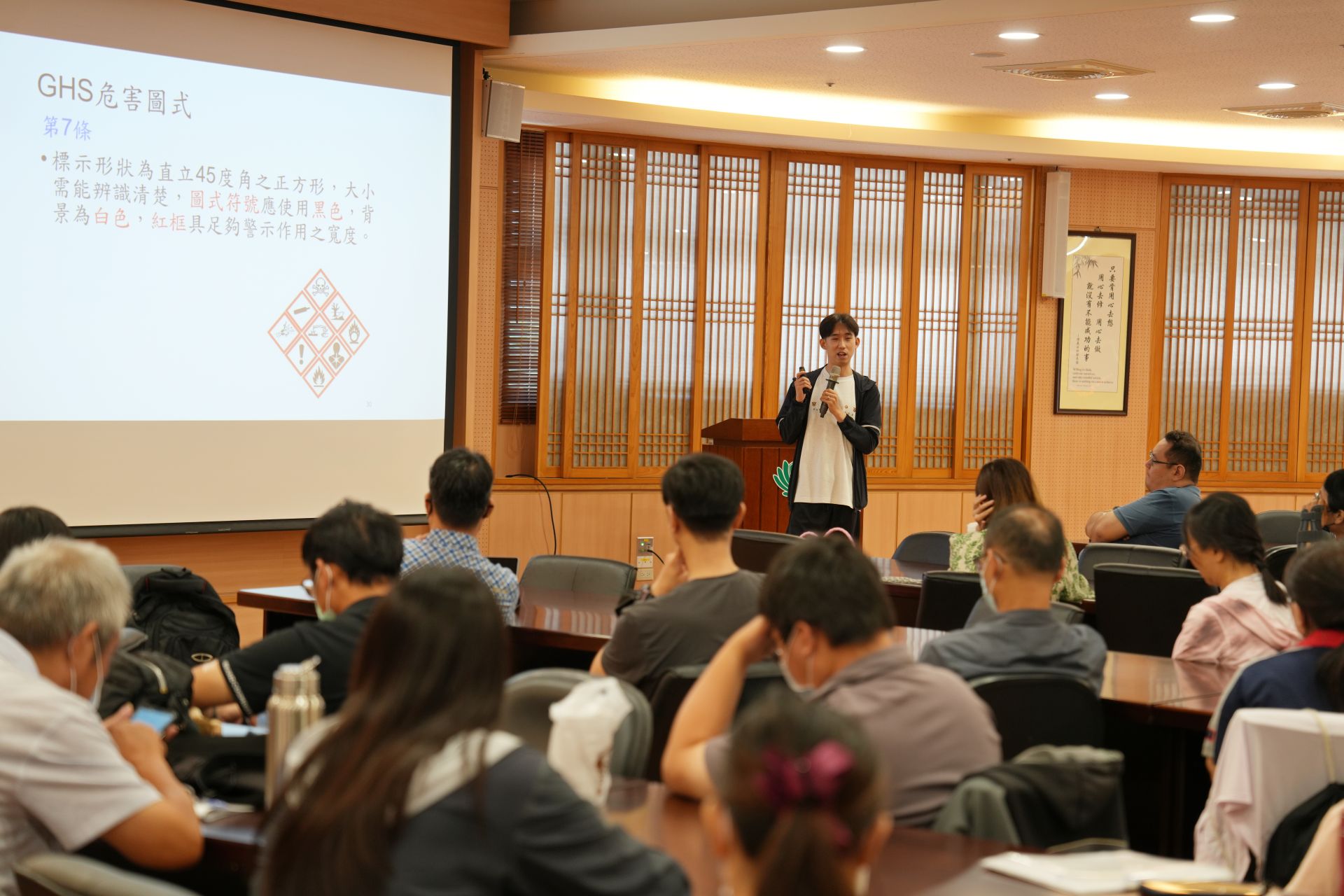 張崧慶檢查員提醒，使用化學品現場未張貼符合GHS危害標示、現場未提供安全資料表，都違反相關法令。