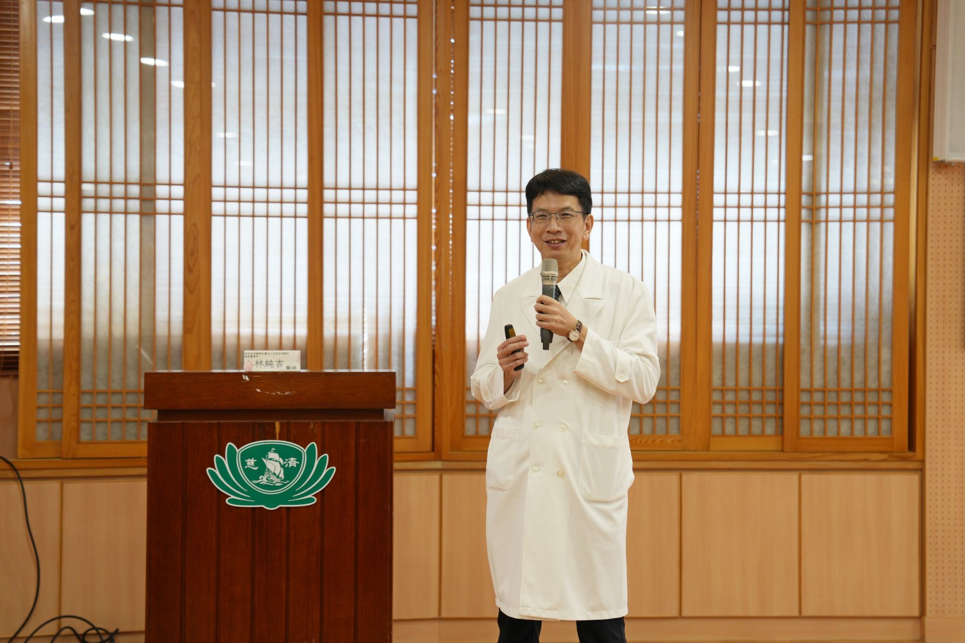 花蓮慈院職業醫學科副主任林純吉醫師分享「化學品對皮膚的傷害與注意」。