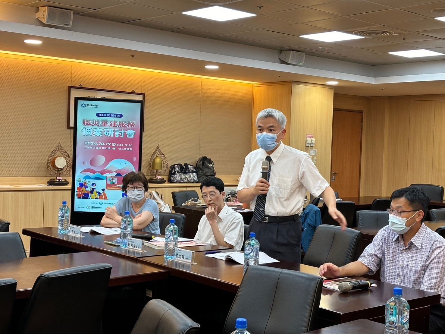 勞動部職業安全署、財團法人職業災害及重建中心與花蓮慈濟醫院17日上午舉辦職災重建服務個案研討會。由花蓮慈院復健醫學部主任梁忠詔主持並介紹張彧副教授（左起）、職安署副組長劉約瑟、宜蘭陽明交大附醫職業醫學科主治醫師王德皓等專家。