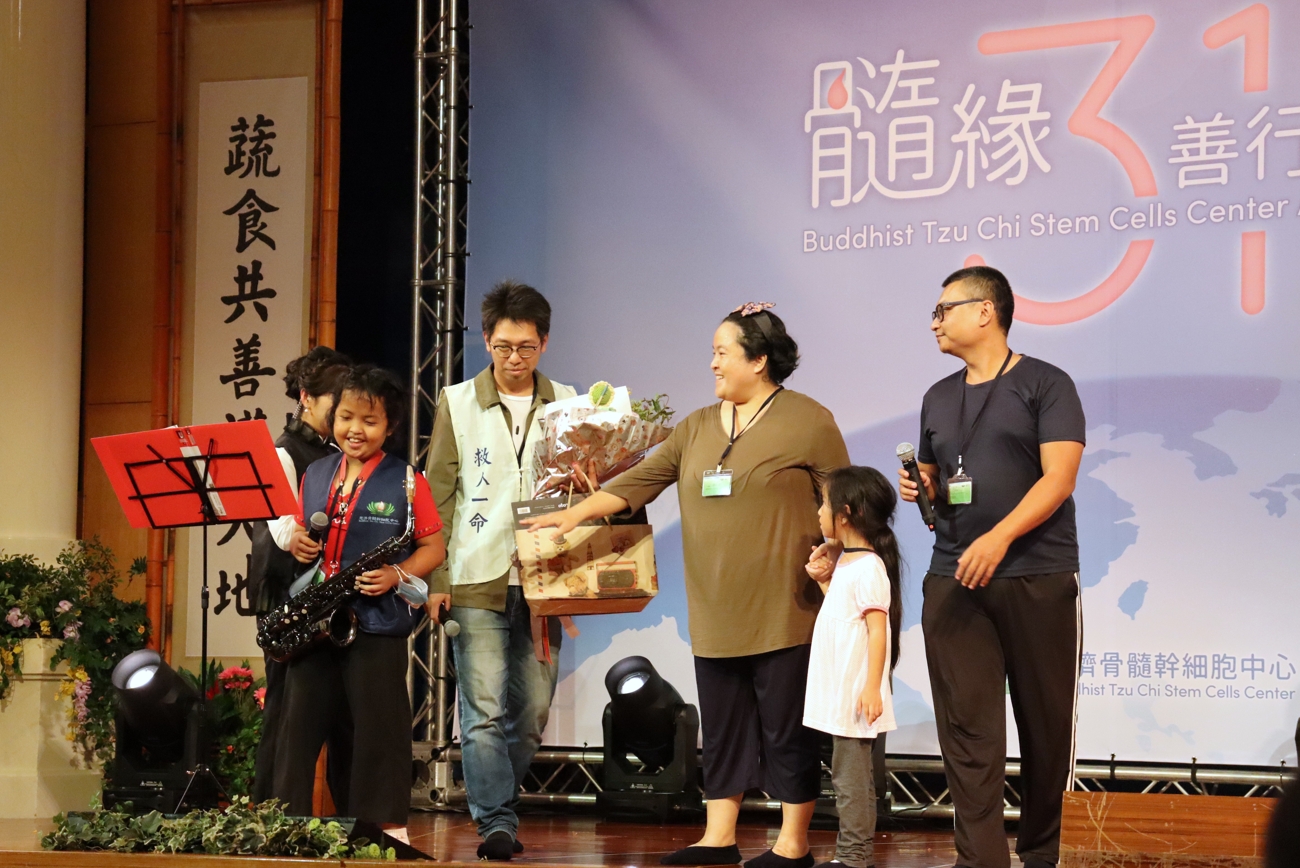 造血幹細胞受贈者(左一)「小慈」成功移植後，學習最喜歡的薩克斯風，為捐贈者吹奏感恩的樂章。