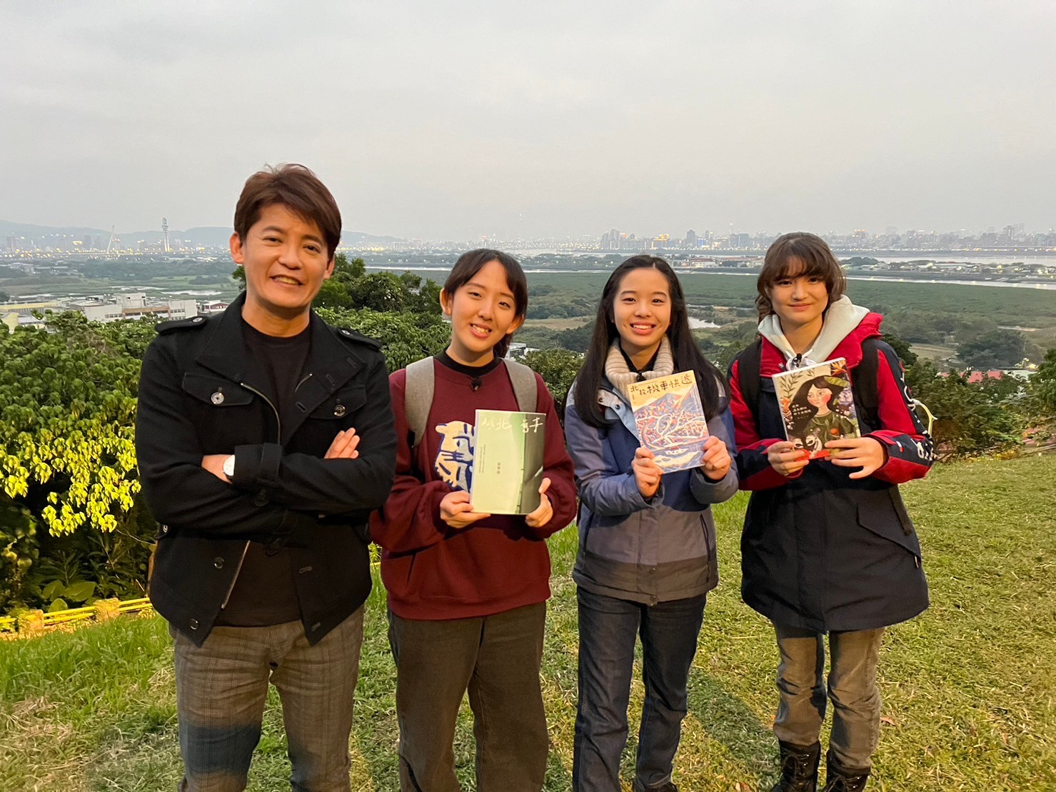 作家謝哲青s在「青春愛讀書」節目中，帶領高中生走讀北投