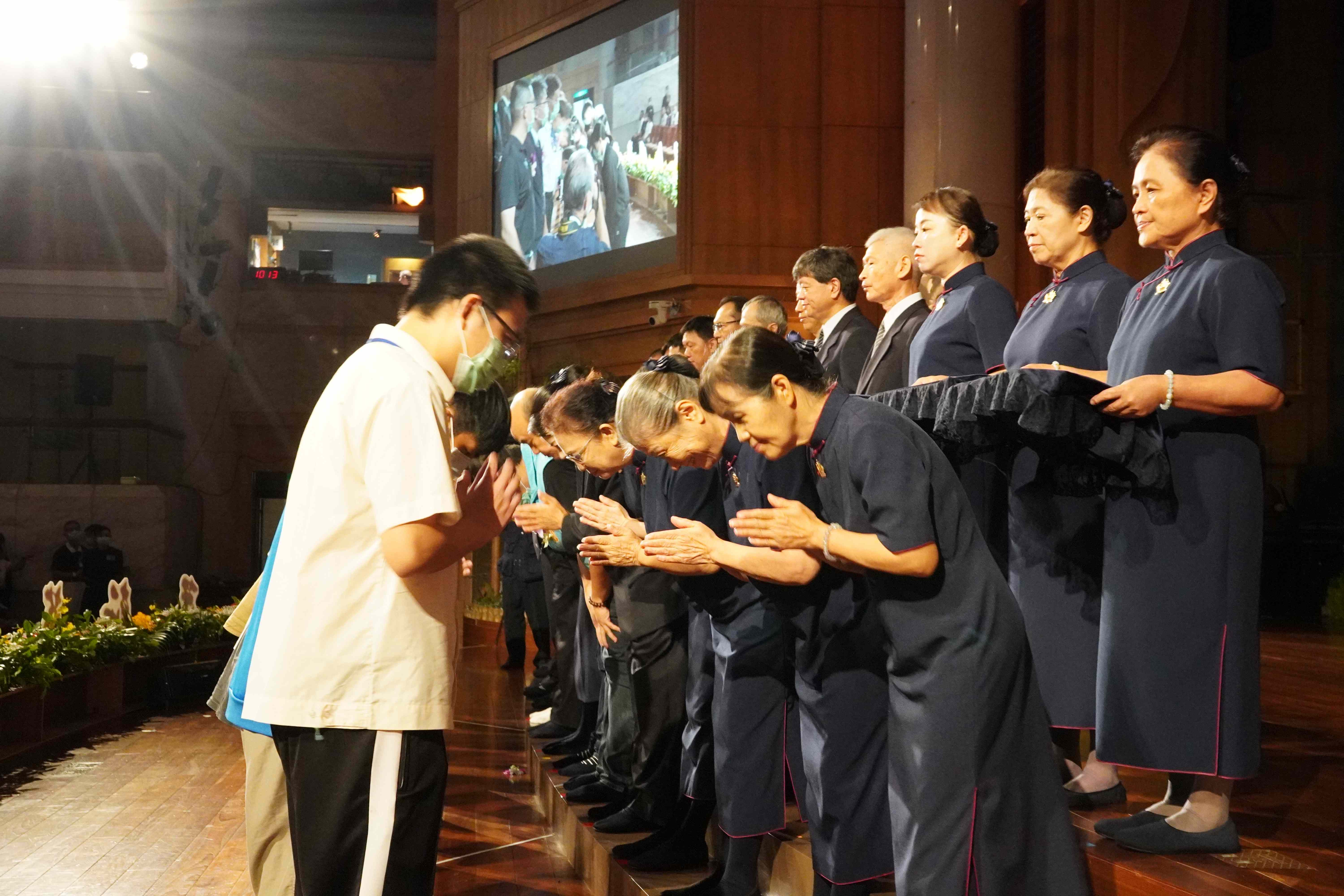 2024年首場慈濟新芽獎學金頒獎典禮於10月19日在花蓮靜思堂舉行，花蓮各機關首長、各校校長與師長出席祝福。(圖為慈濟基金會提供)