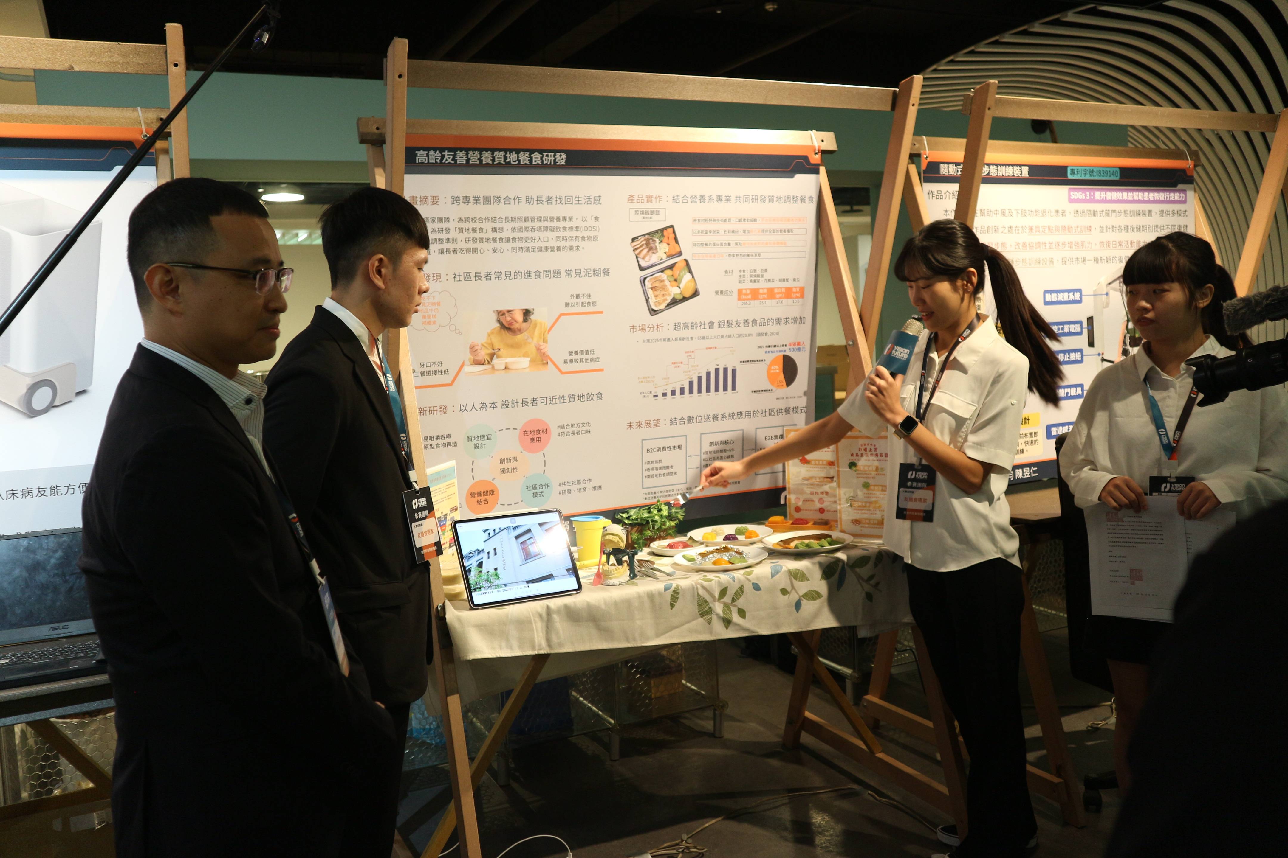 參賽同學進行展演情形