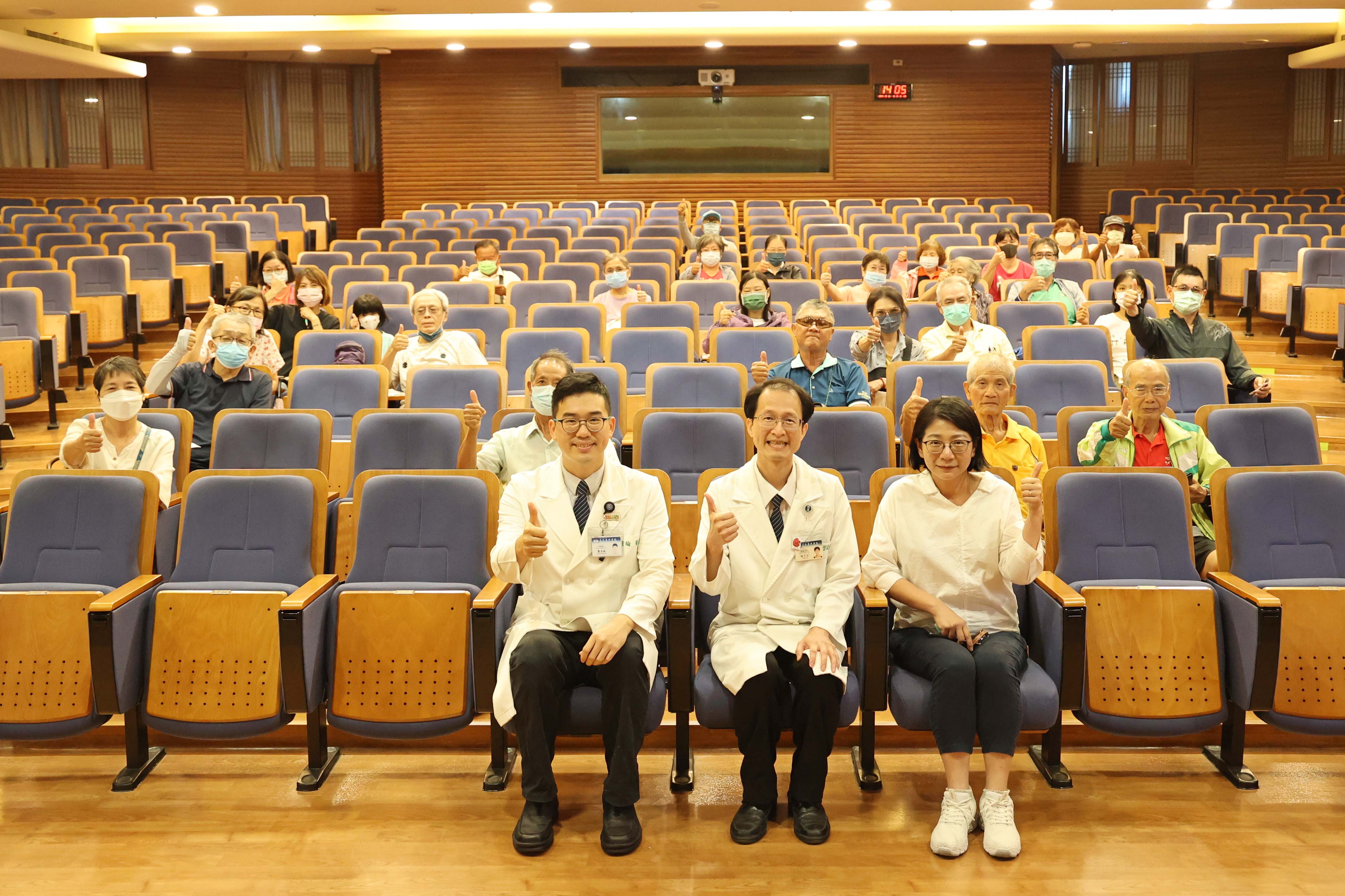 花蓮慈濟醫院於10月19日下午舉辦「慈醫365．健康又幸福」系列講座「腎臟愛注意–中西醫合療『腎』利人生」，由慢性腎臟病防治中心主任林于立、中醫教育中心副主任龔彥綸，分享護腎十五招，以及中醫養腎秘訣。