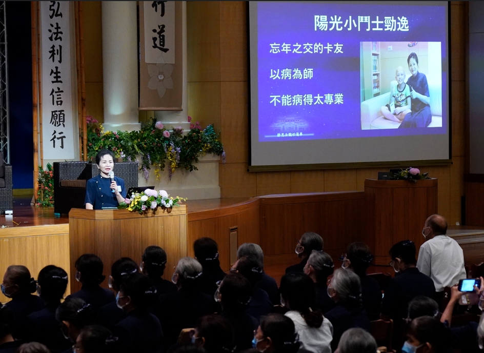 資深關懷小組志工陳瑋瑋分享，「病患是用生命在教育她」。
