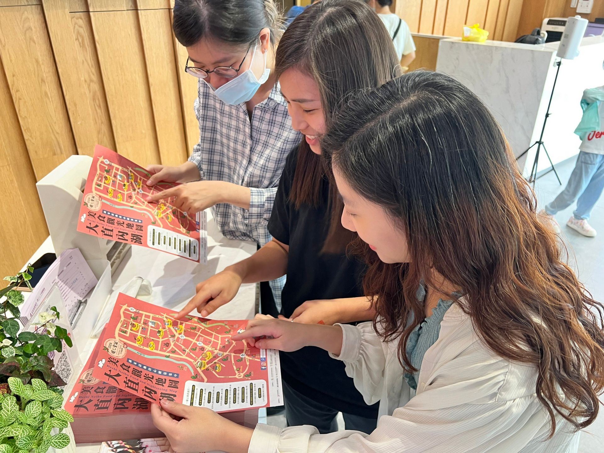 民眾可至夏凱納靈糧堂及指定地點免費索取「大直內湖美食觀光地圖」
