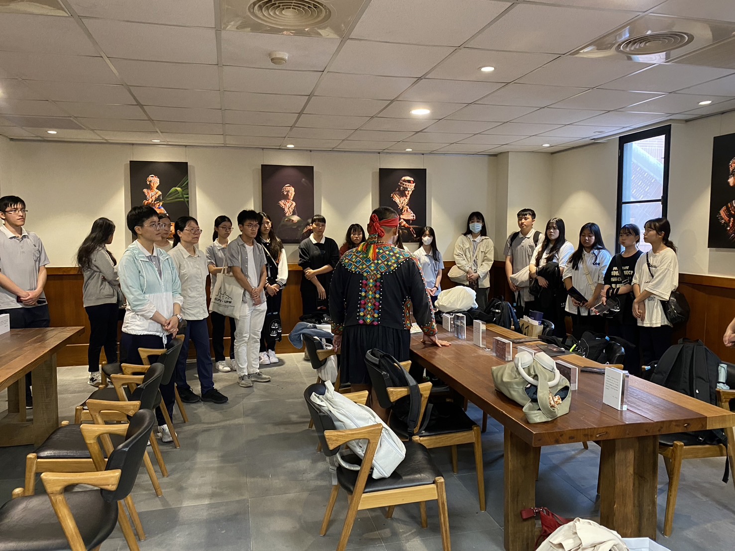 參觀展覽中，讓不同族群的師生深入了解布農族的傳統文化與祭典。