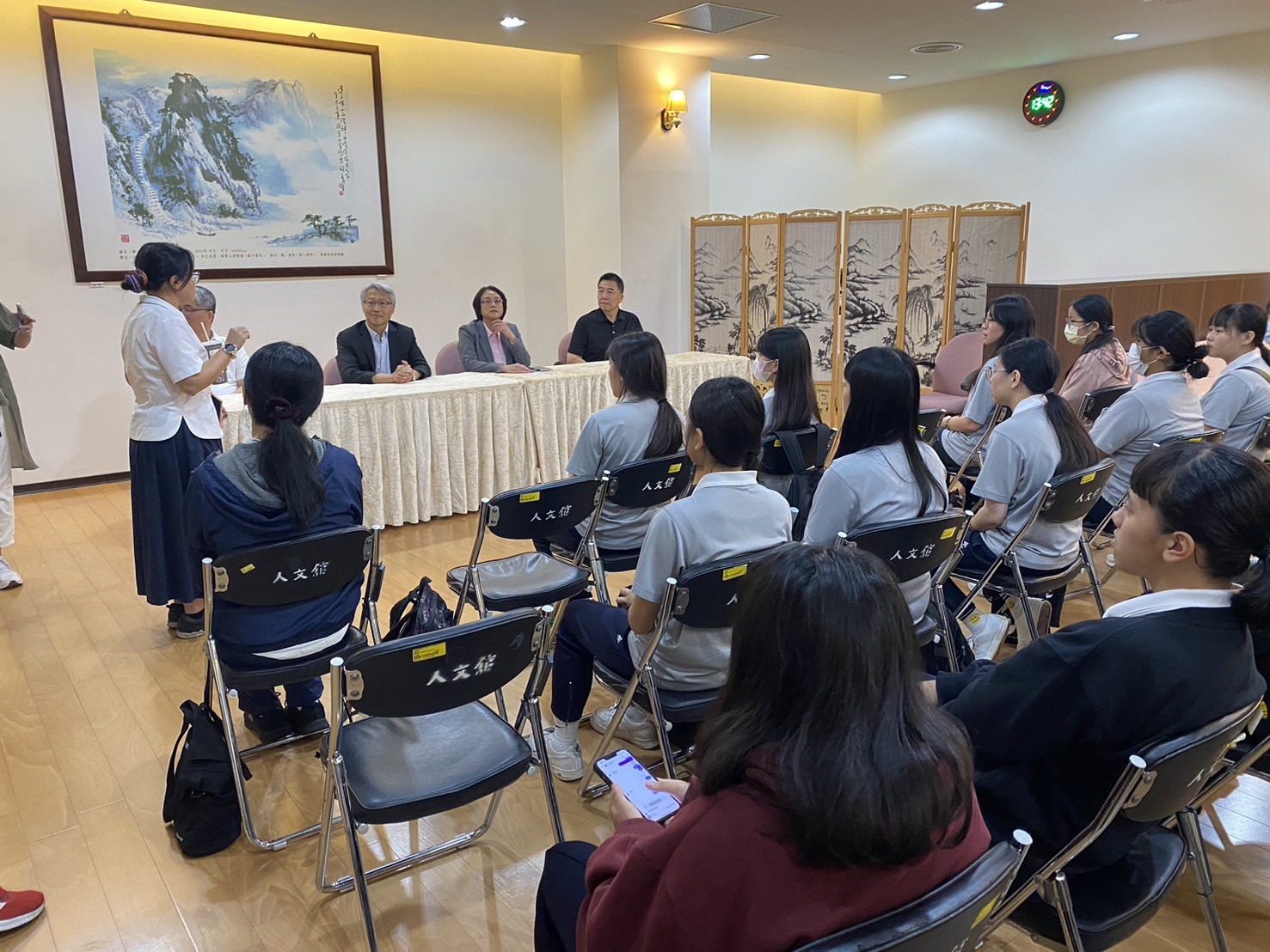 廖俊智院長鼓勵同學們好好學習, 繼續加油, 未來若走上研究之路, 可多多利用中研院資源。