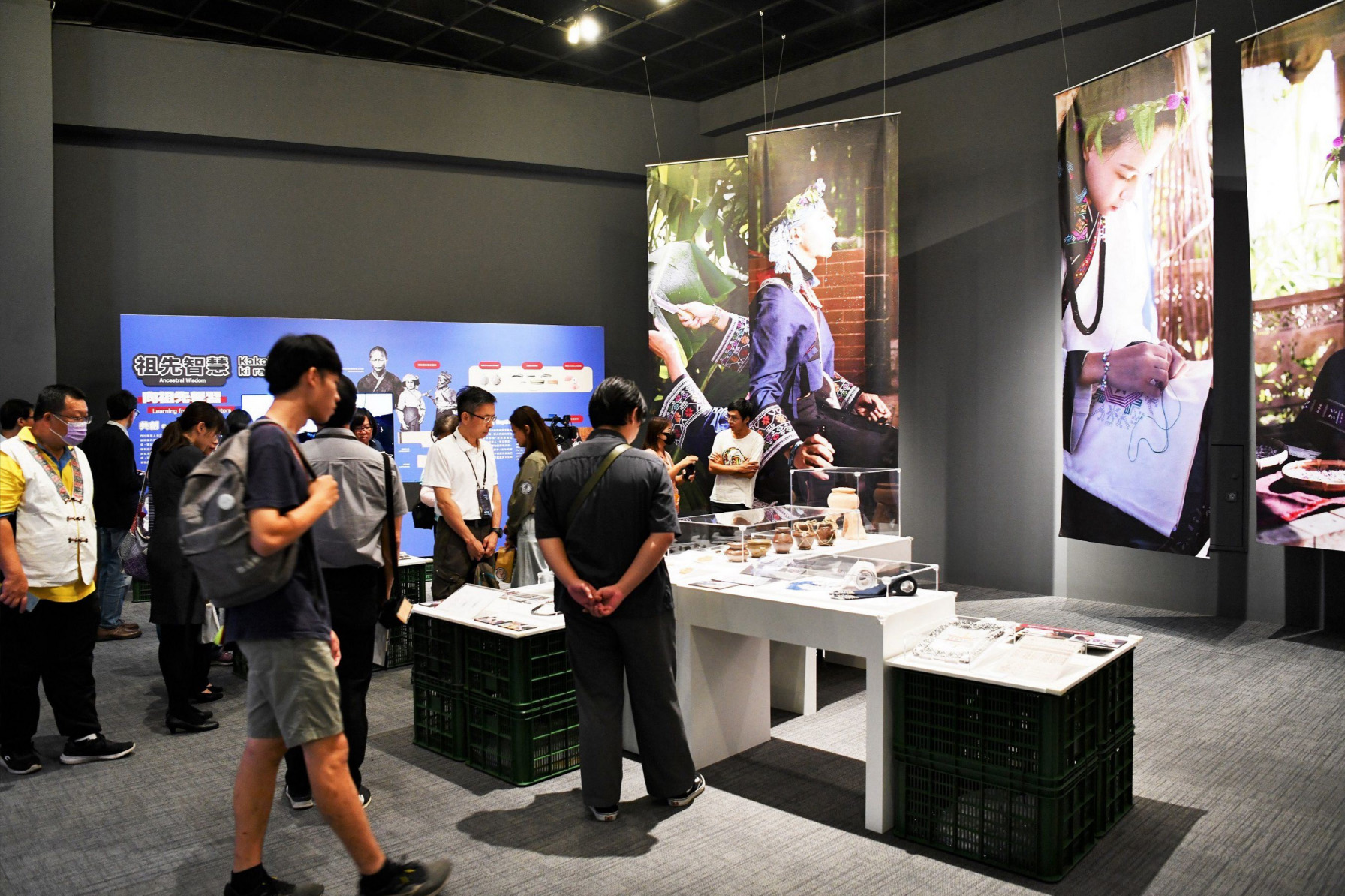 「千年俯瞰400：走向西拉雅族的原住民考古」特展展廳一隅圖片。