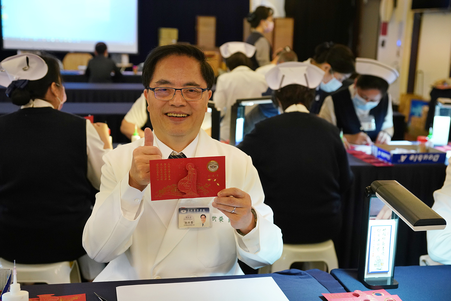 林欣榮院長福慧紅包上的「大哉大悟大聖主，無垢無染無所著。天人象馬調御師，道風德香薰一切。」是引自《無量義經德行品》的經文。