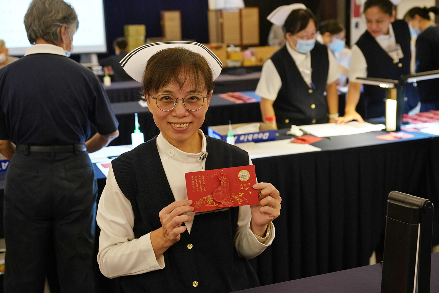 護理部呂基燕副主任也做好福慧紅包。