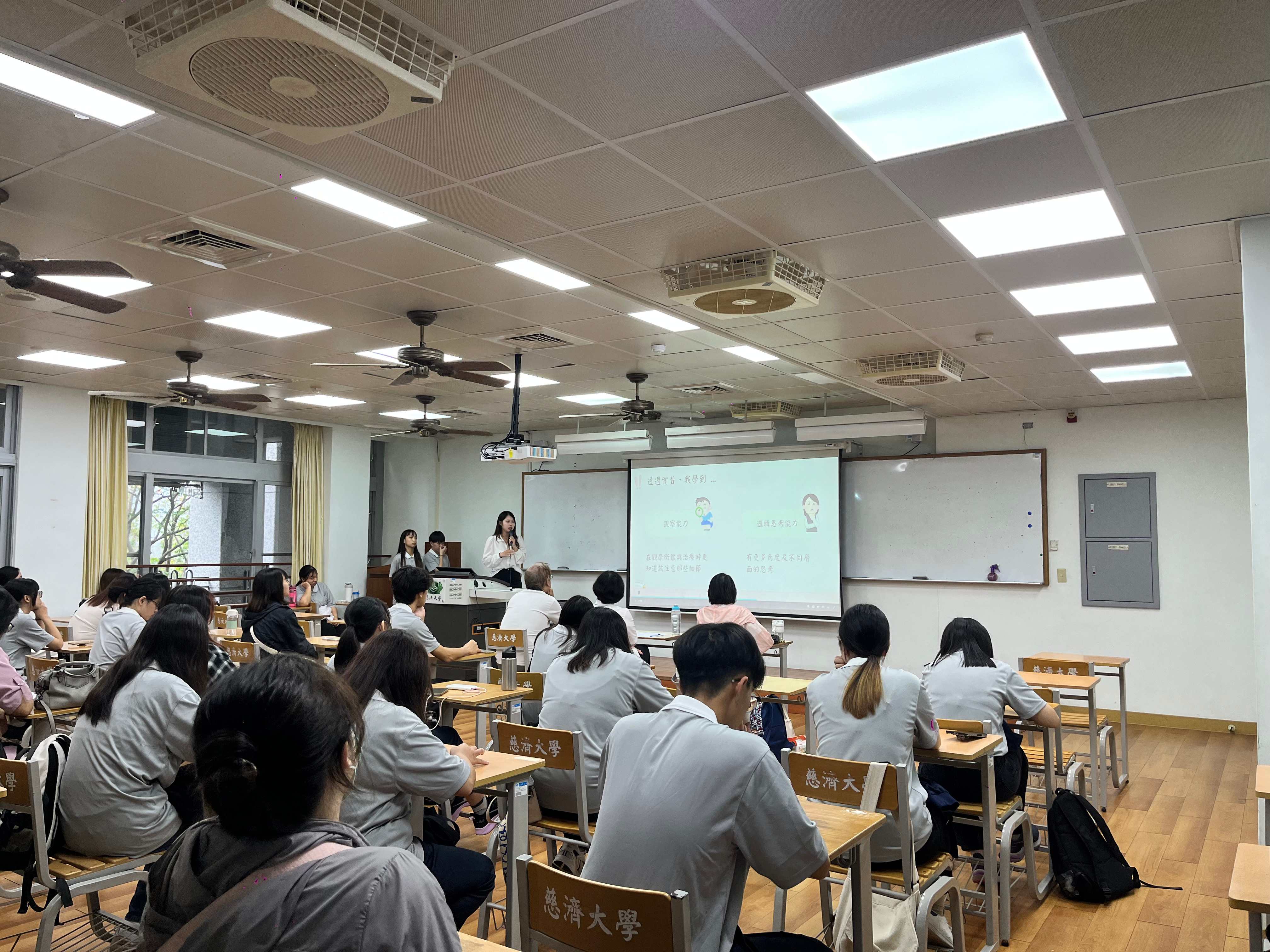 大四學生向外賓、老師及系上學生介紹實習機構、分享自己的實習成果。