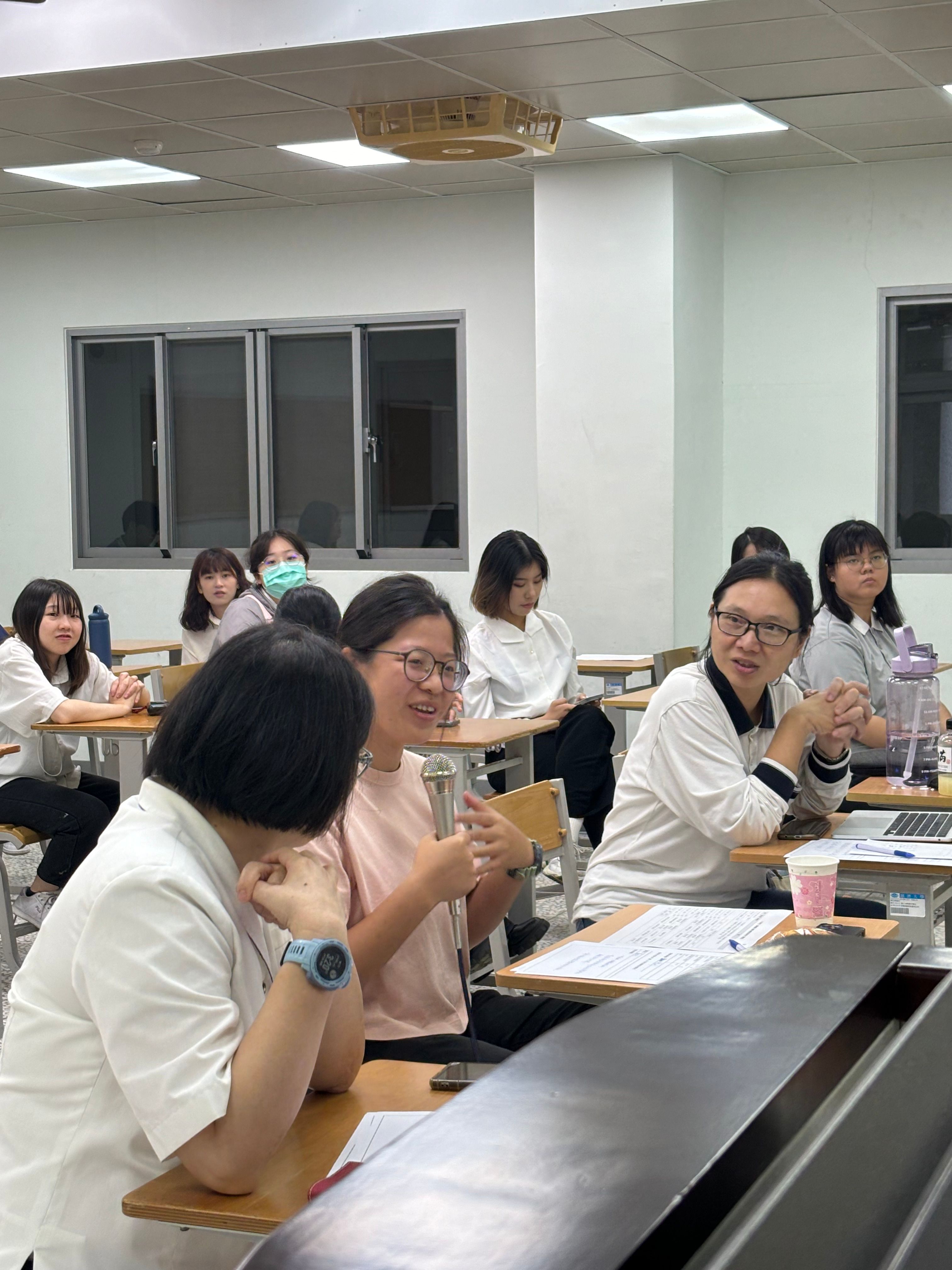 每場皆有3~4位評審，由外聘講師及校內老師組成，為每一位學生的發表回饋與評分。