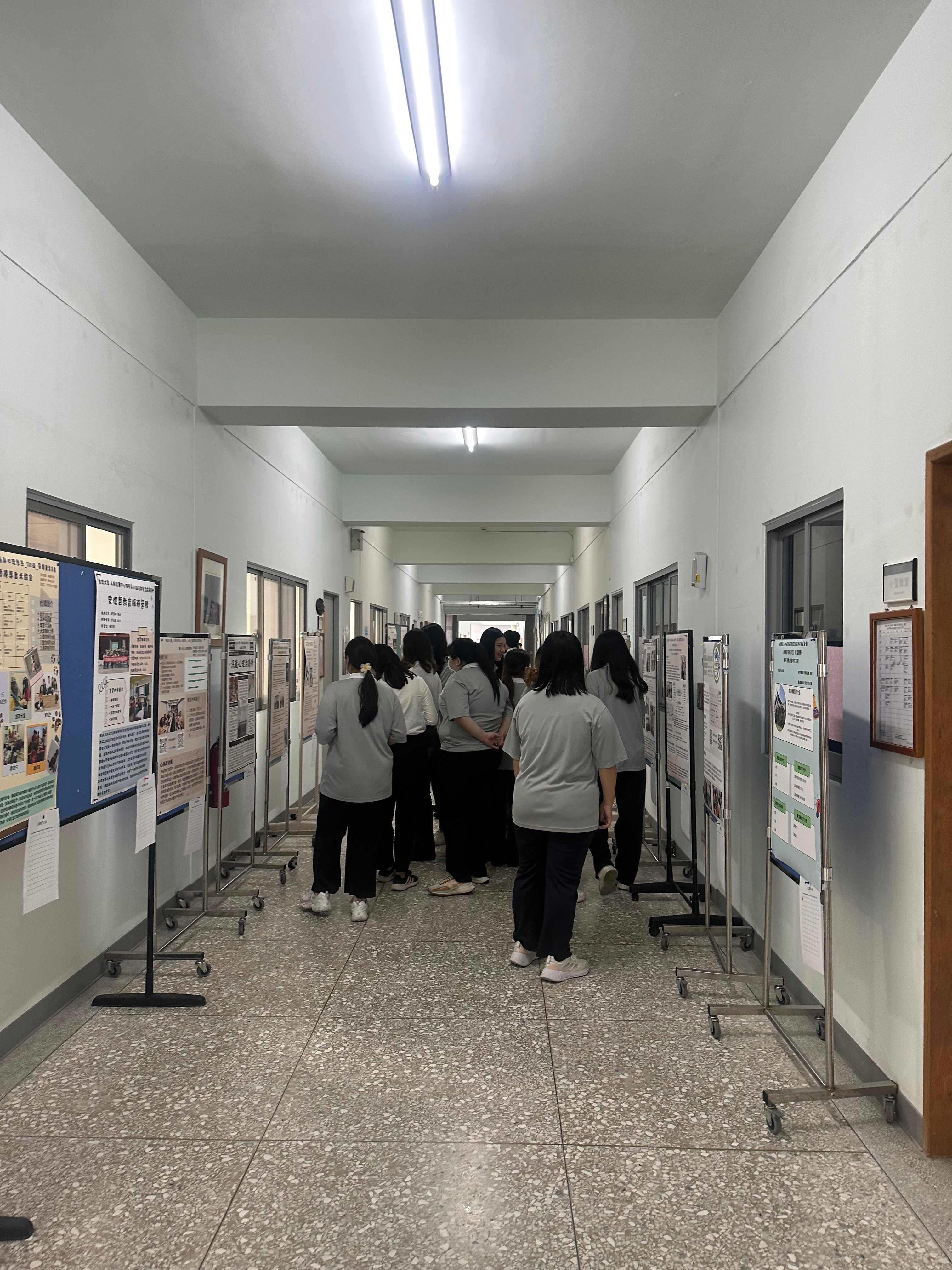 學生們參觀大四學生製作的實習成果海報，並為喜歡的海報投票。