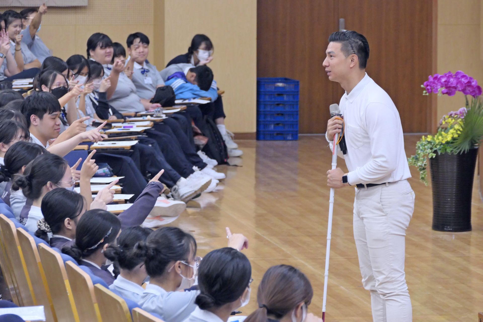 學員與全盲的陳宥憲講師熱烈互動