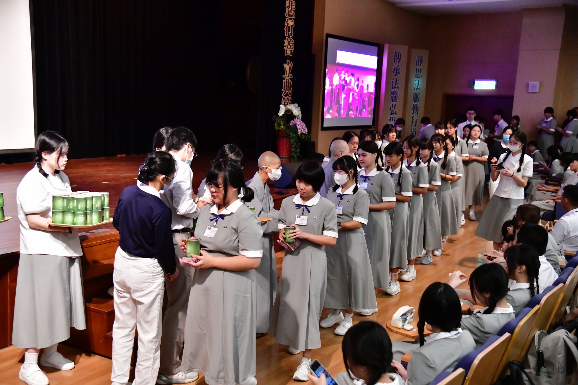 德安師父贈送竹筒鼓勵學員小錢行大善