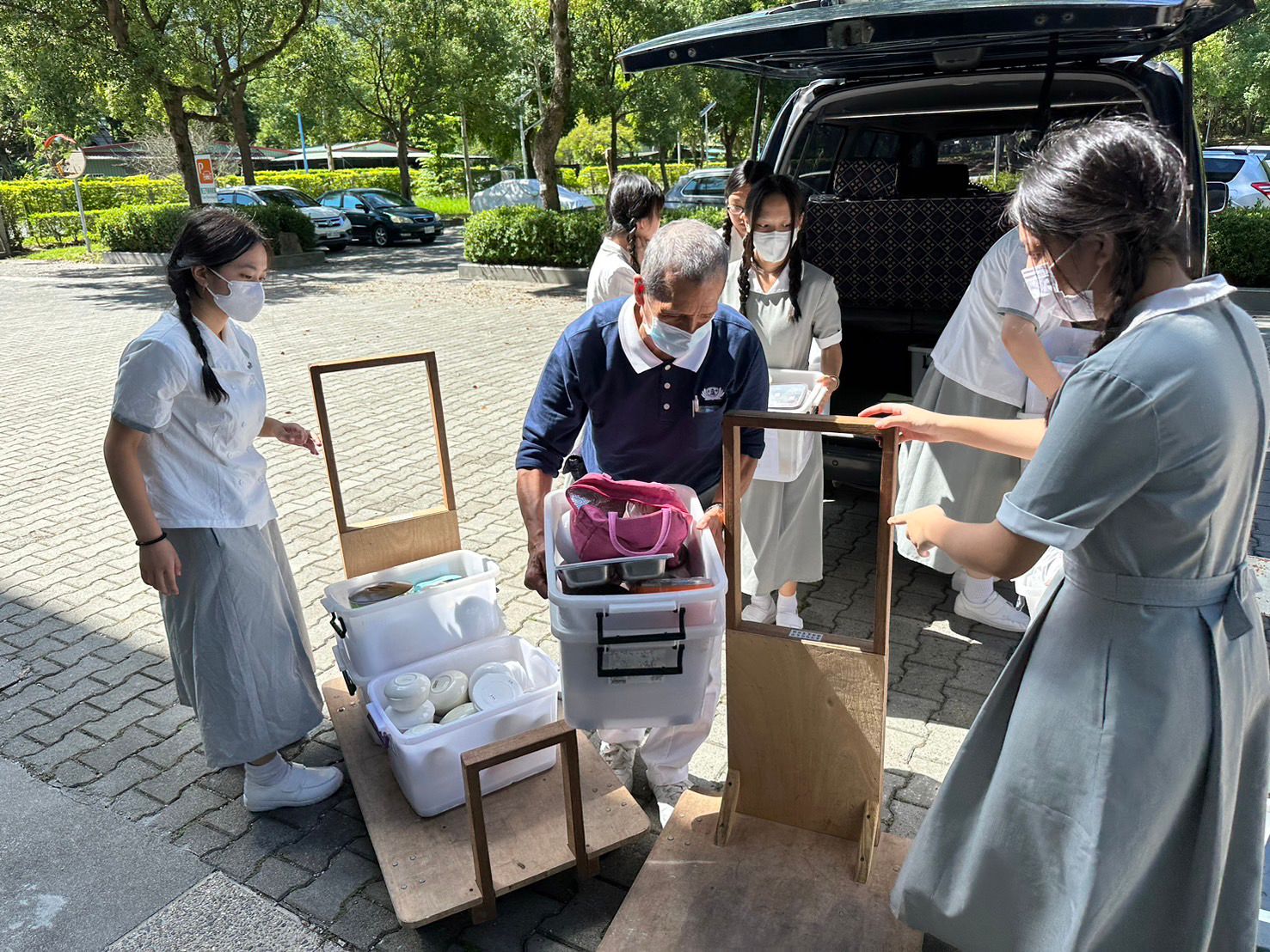 生活組志工和學生志工合作準備餐點