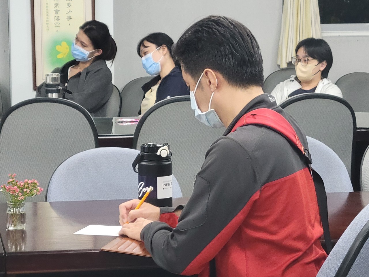 家長認真聆聽且做作筆記