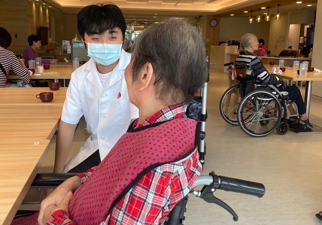 張庭維（左）平日用愛心照顧老人，期許自己能以男丁格爾回饋社會。