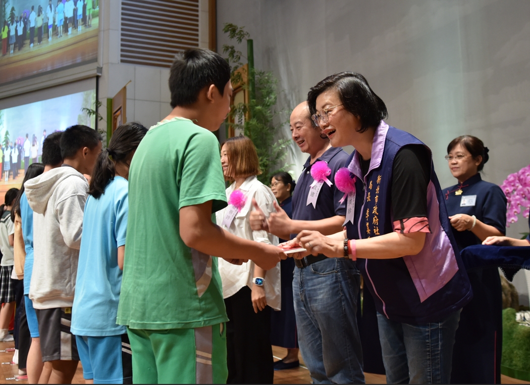 新北市社會局李美珍局長(右一)看到孩子們在臺上受獎有感而發地說：「因為有慈濟人的陪伴，讓受獎同學除了學業優秀的獎項外，在其他方面好的表現也受肯定，對孩子是一個正向的鼓勵」。