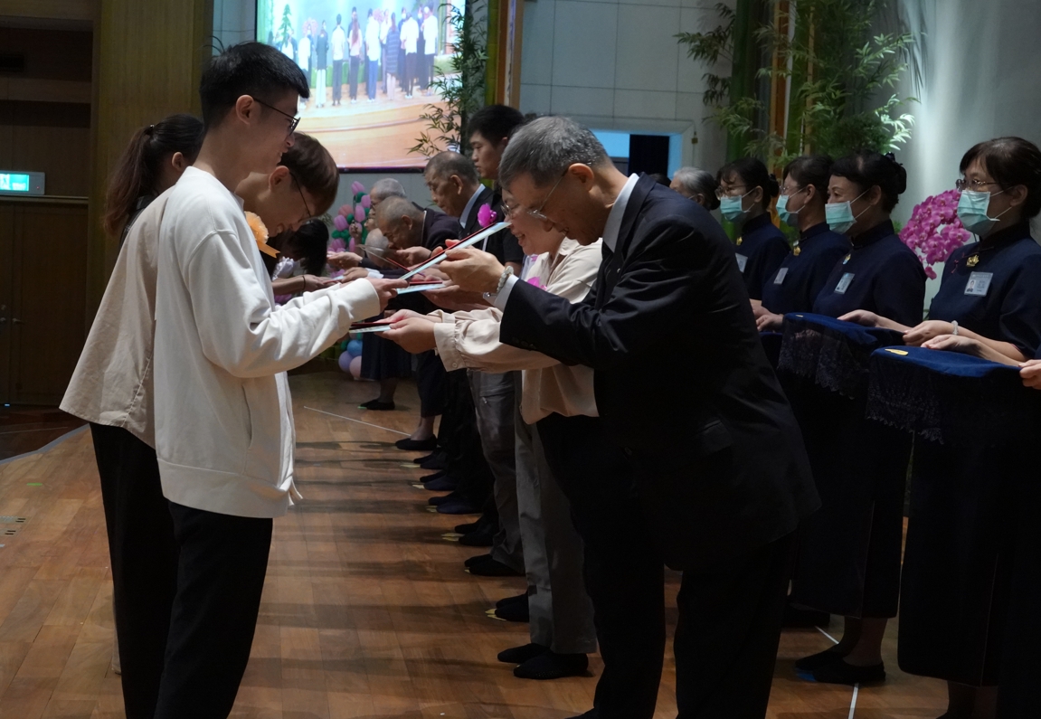 為了鼓勵向學的孩子們，「新芽獎學金」獎項分為學習領域獎、特殊表現獎、全勤獎、孝悌獎及進步獎，用以鼓勵孩子們用心學習。